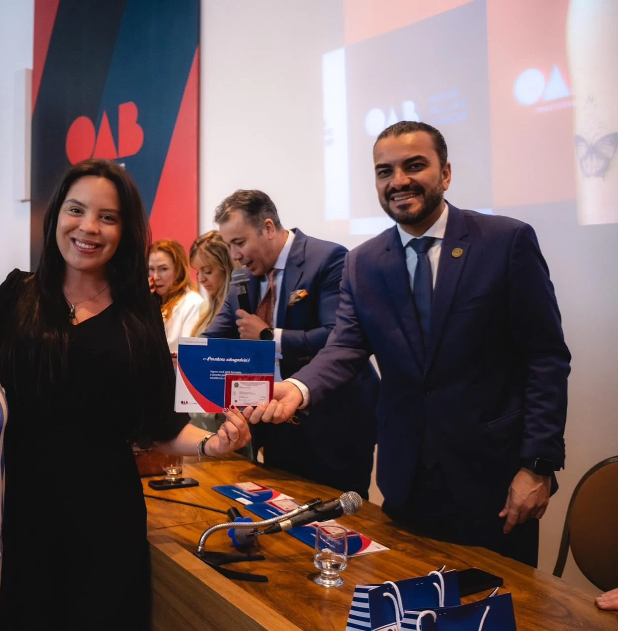Fernanda Moura no momento de entrega de sua carteira profissional da OAB